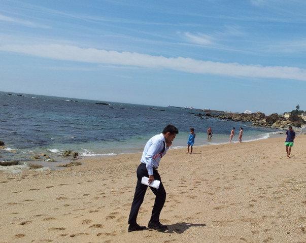 Photo: Telephoning on the beach